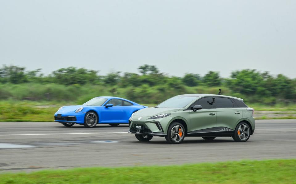 在Launch Control彈射模式下，MG4 XPower的加速表現甚至小小贏過陪跑的Porsche 911 Carrera。