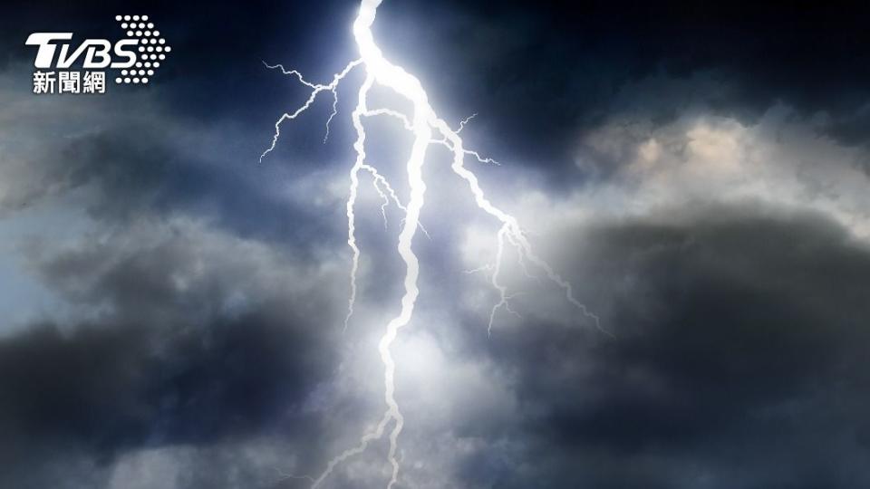 各地山區及南投縣、嘉義地區、臺南市有局部大雨發生的機率，請注意雷擊及強陣風。（圖／shutterstock達志影像）