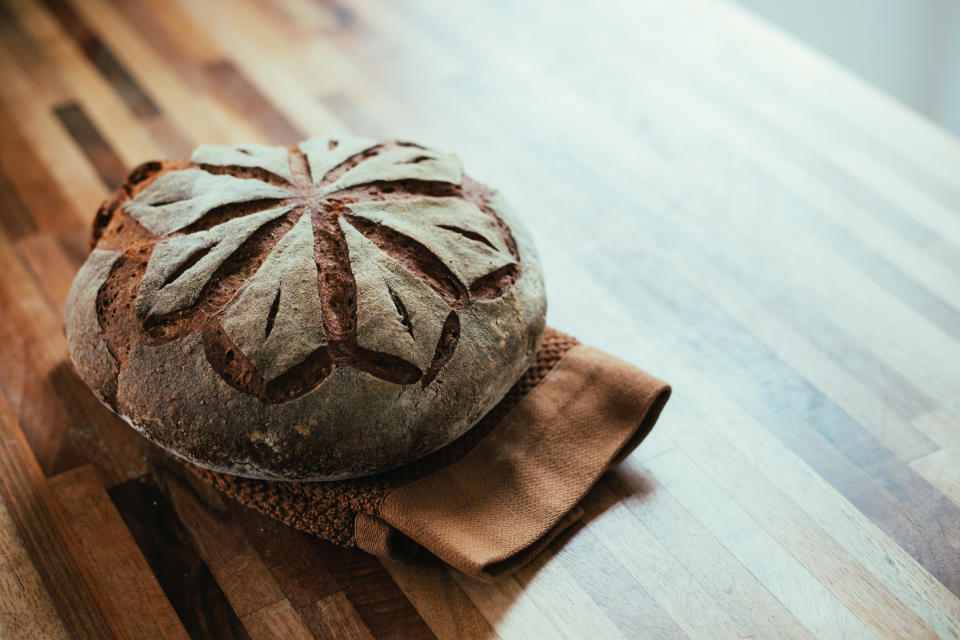 Un pan integral no es lo mismo que uno multicereales, ni que uno de semillas. Foto: Getty Creative