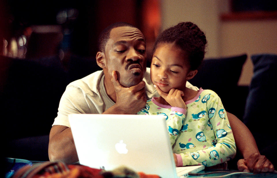 Eddie Murphy and Yara Shahidi looking at a laptop in Imagine That