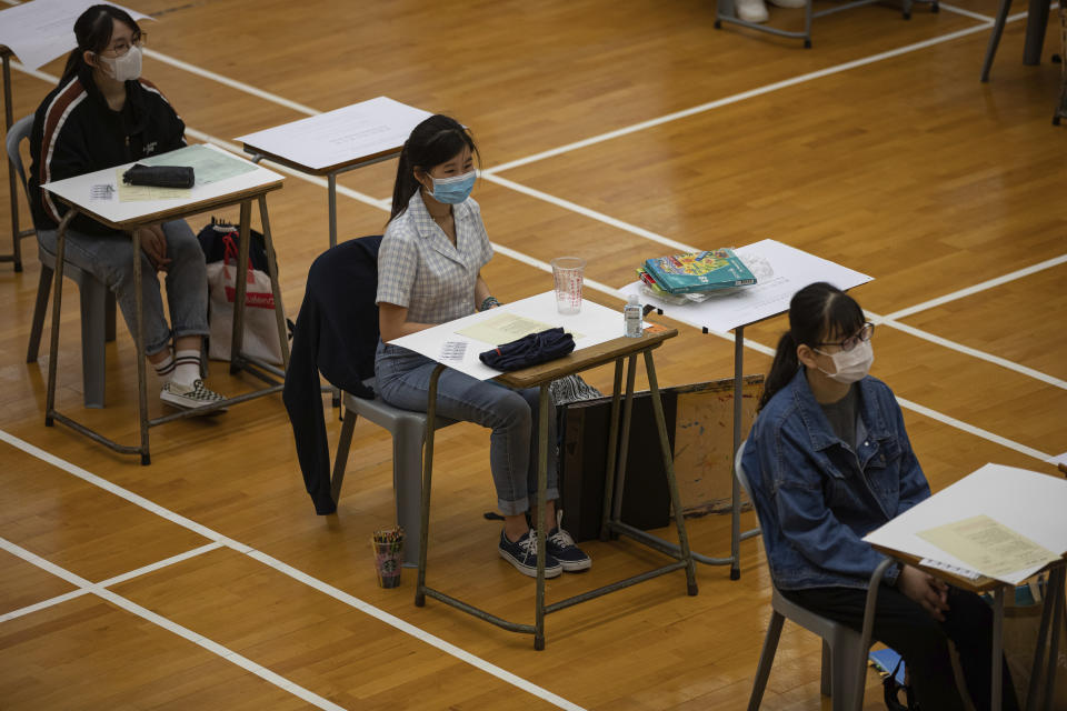 En el interior de las aulas se guarda la distancia social con las mesas separadas entre ellas por unos dos metros. (Foto: Jerome Favre / Pool Photo / AP).