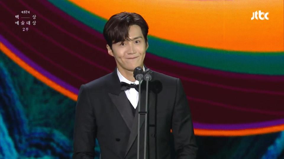 金宣虎日前在第57屆韓國百想藝術大賞，獲得男子人氣獎。（圖／翻攝自百想藝術大賞YouTube）