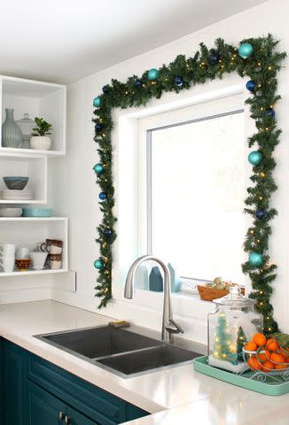 <p><a href="https://danslelakehouse.com/2019/12/dollar-store-garland-diy.html" data-component="link" data-source="inlineLink" data-type="externalLink" data-ordinal="1">Dans Le Lakehouse</a></p>