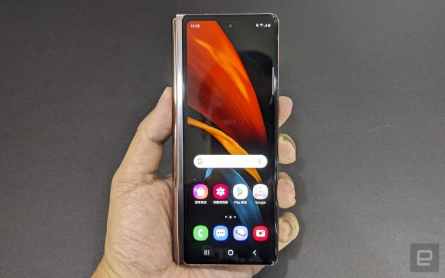 Samsung Galaxy Z Fold 2 動手玩：補足Fold 缺憾的折疊機完整型態