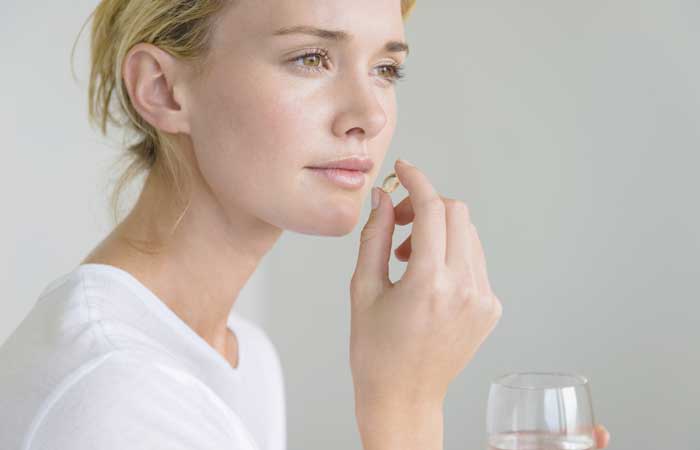 Mujer tomando pastilla