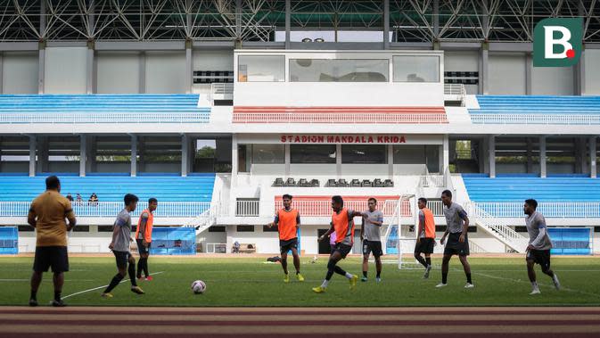 Pada Minggu (14/08/2022) lalu, PSIM Yogyakarta menjalani laga uji coba melawan Nusantara United FC. Sayangya, Laskar Mataram hanya puas berbagi angka 0-0 di hadapan Brajamusti dan The Maident. (Bola.com/Bagaskara Lazuardi)