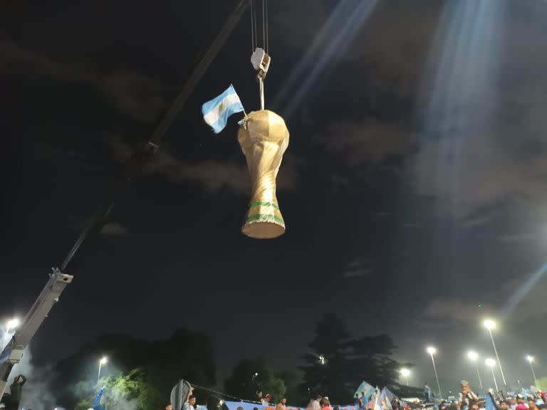 Una réplica de la copa cuelga en el predio de la AFA.