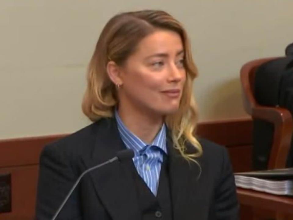 Amber Heard fue vista sonriendo en la corte durante el testimonio de la Dra. Dawn Hughes (Documentos de la corte)