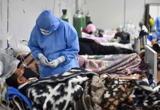 A health worker speaks with a patient at the Covid-19 specialized ward at the Honorio Delgado Hospital in Arequipa, Peru (Photo: DIEGO RAMOS via Getty Images)