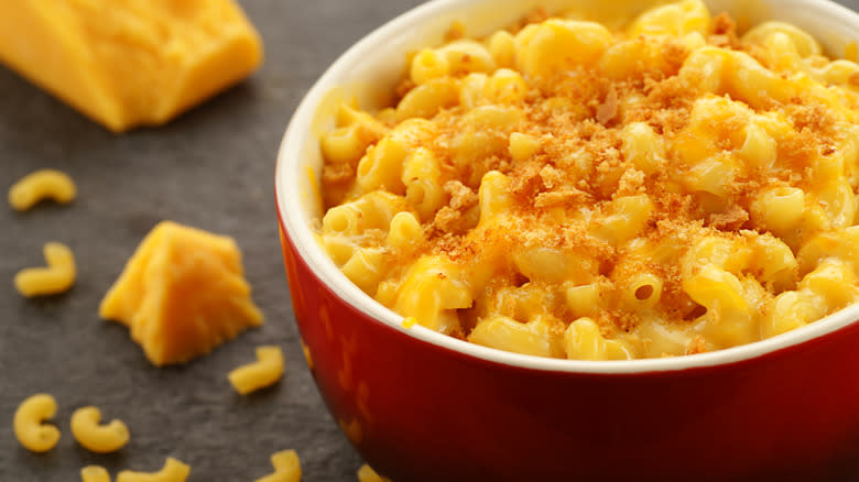macaroni and cheese with breadcrumb topping