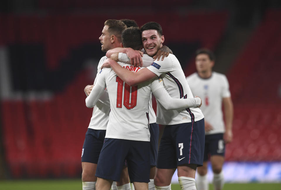 Mason Mount de la selección de Inglaterra (centro) celebra con Declan Rice luego de anotar el segundo tanto del equipo durante el partido de la Liga de Naciones de la UEFA contra Bélgica, en Londres, el domingo 11 de octubre de 2020. (Neil Hall/Pool vía AP)