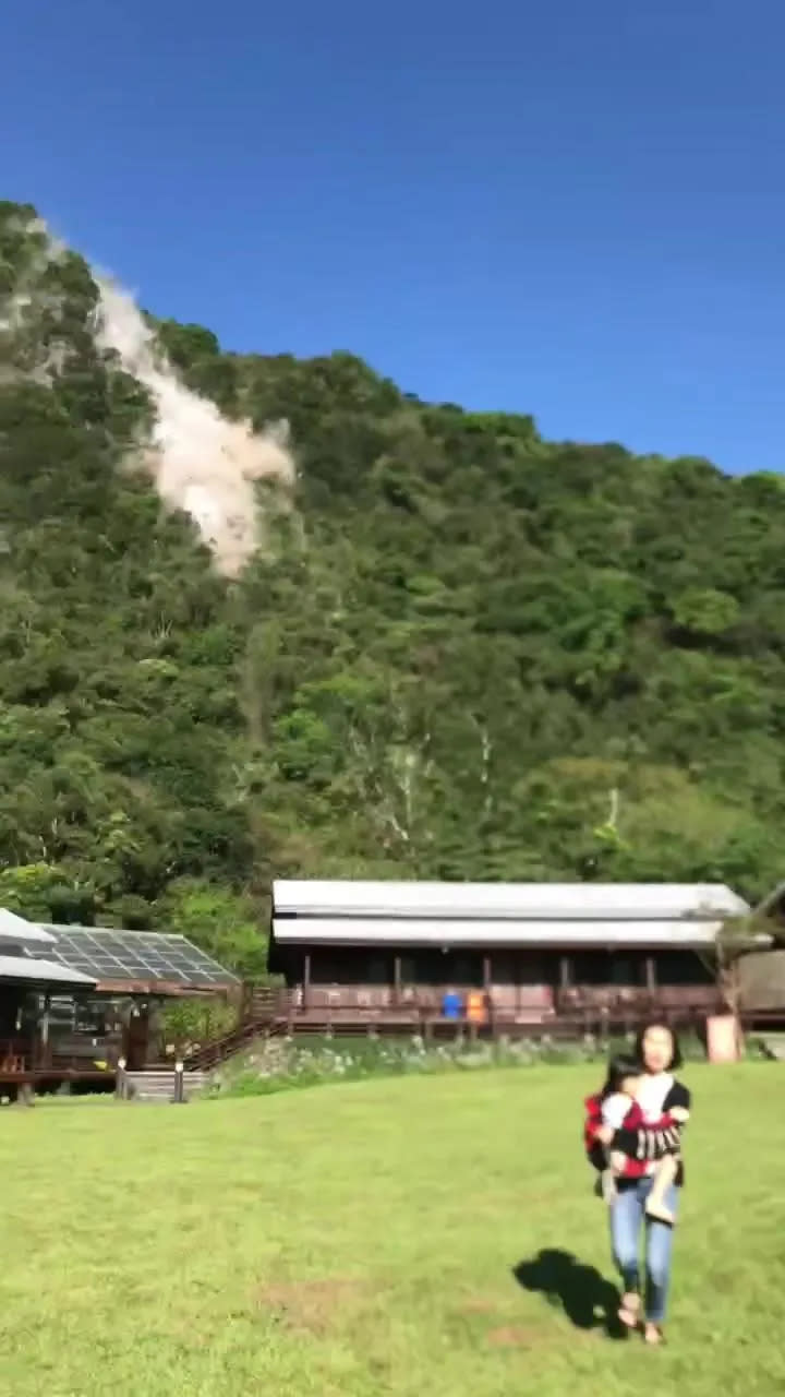 <strong>地震發生時山月村後方山體崩落，媽媽抱著孩子逃生。（圖／翻攝畫面）</strong>