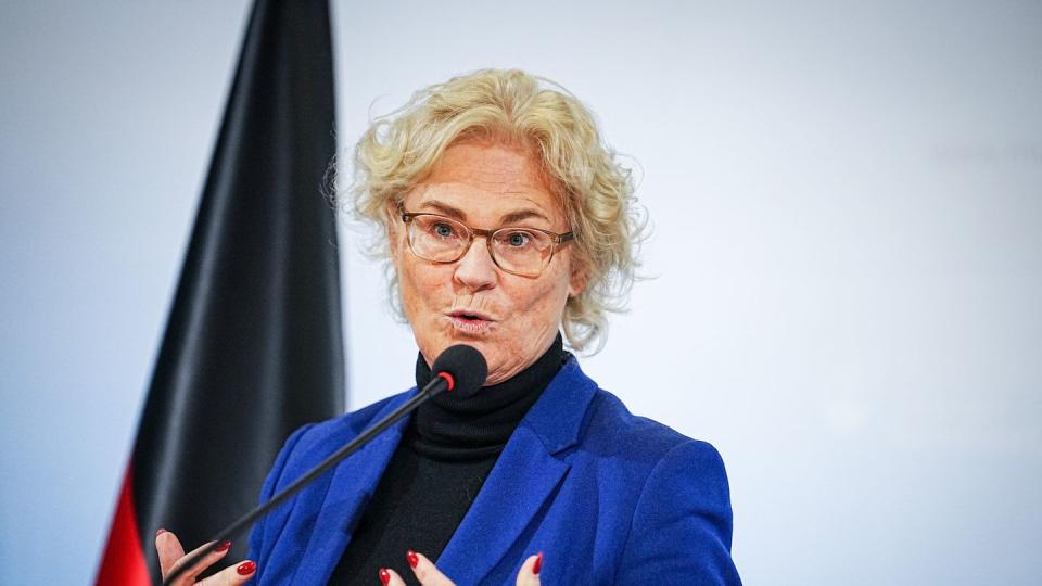 Verteidigungsministerin Christine Lambrecht (SPD) erwartet verlässliche Lösungen. (Bild: dpa)