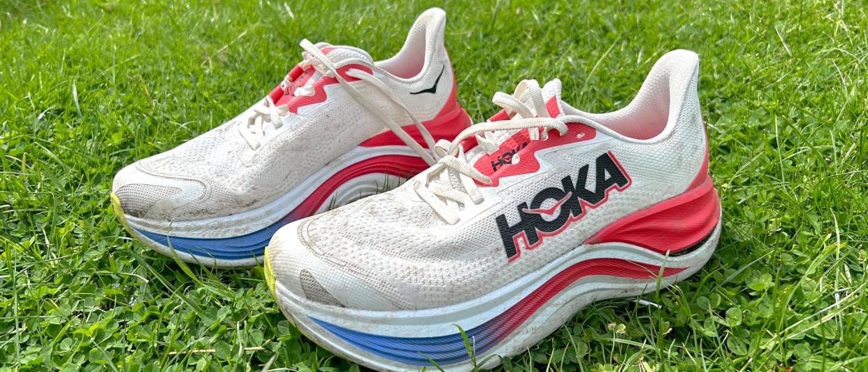  Hoka Skyward X in a grassy field. 