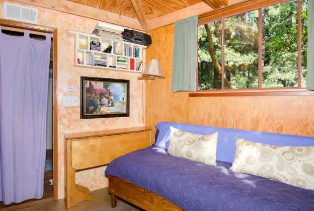 <p>El interior es sencillo y tiene capacidad para tres huéspedes.<br><br>Foto: Airbnb/<a rel="nofollow noopener" href="https://es.airbnb.com/rooms/8357?guests=1&adults=1" target="_blank" data-ylk="slk:Mushroom Dome Cabin;elm:context_link;itc:0;sec:content-canvas" class="link ">Mushroom Dome Cabin</a> </p>