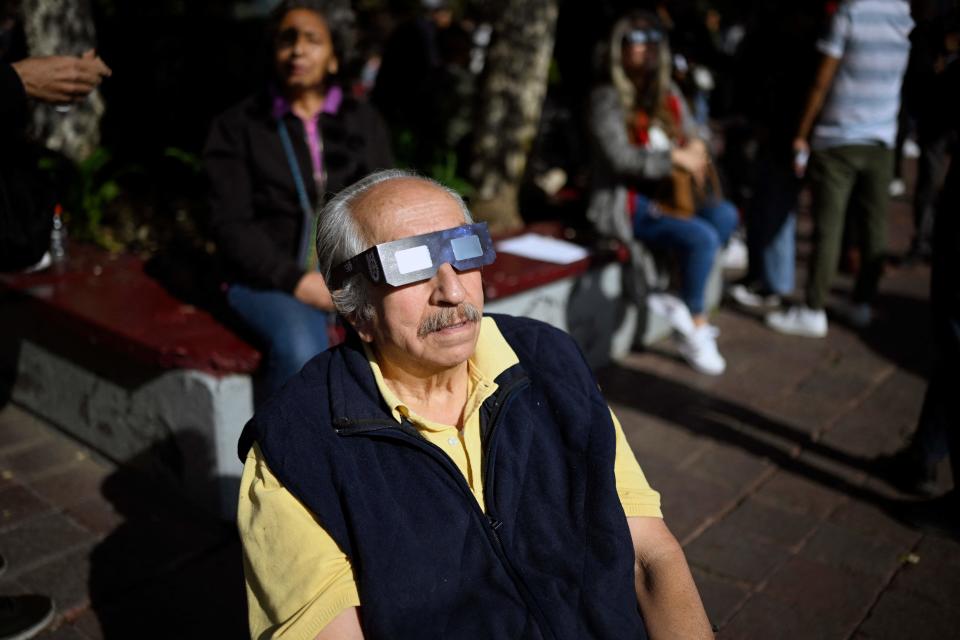 Los mexicanos fascinados con el eclipse de sol