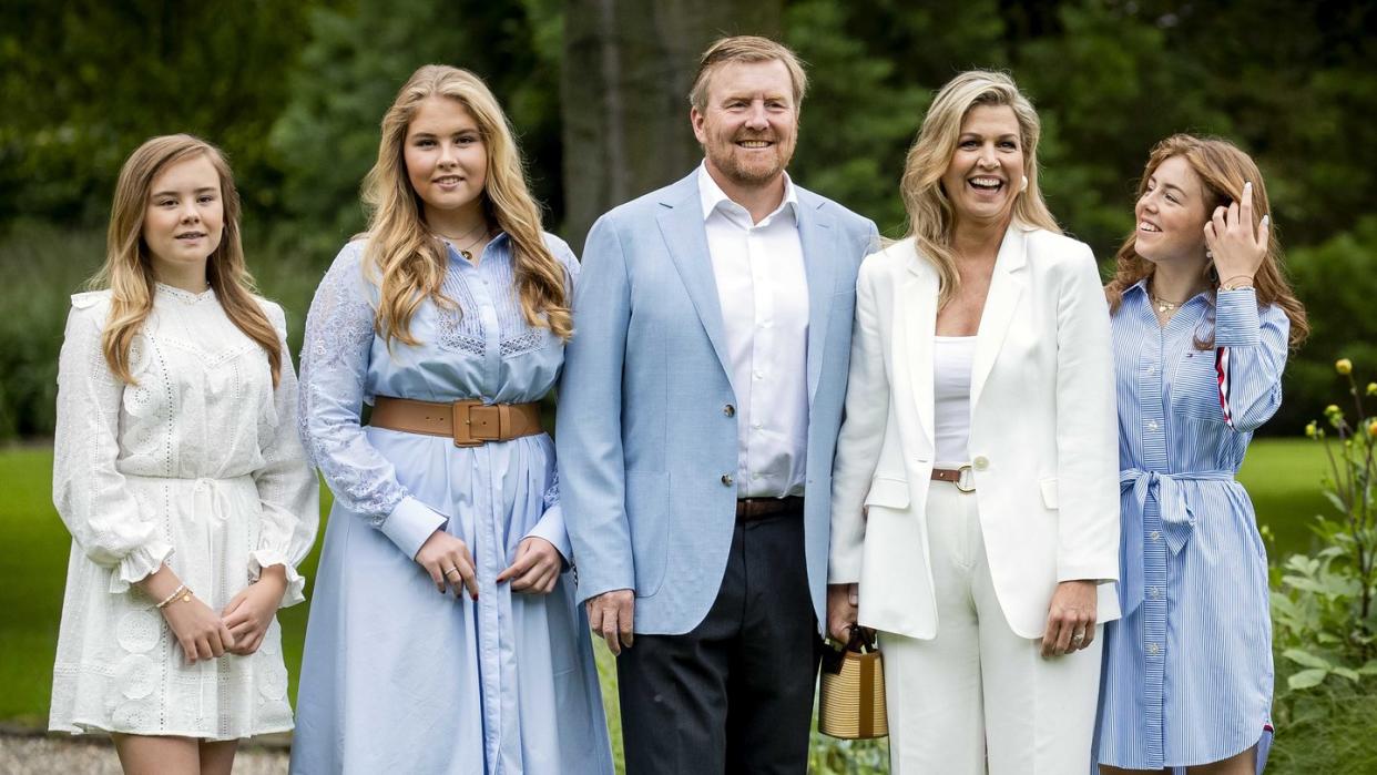 König Willem-Alexander der Niederlande (M), seine Frau Königin Máxima (2.v.r) sowie die gemeinsamen Töchter Prinzessin Ariane (l), Prinzessin Catharina-Amalia (2.v.l) und Prinzessin Alexia (r).