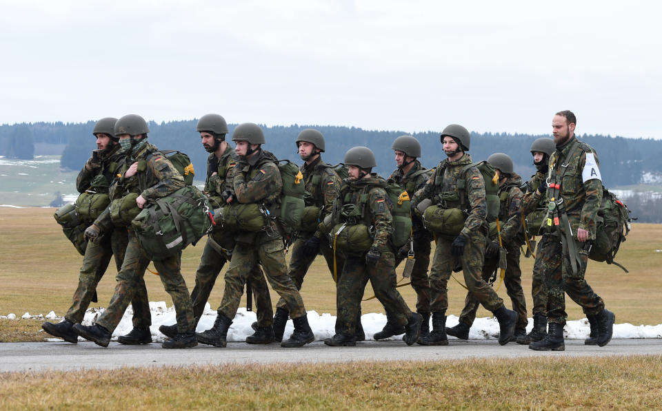 Schon zu Beginn ihres Dienstes bei der Bundeswehr müssen sich die Soldaten der speziellen körperlichen Herausforderung stellen – jedoch unter strenger Aufsicht. (Bild: Getty Images)