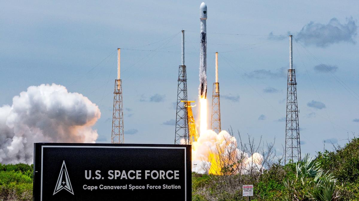 SpaceX launches Starlink