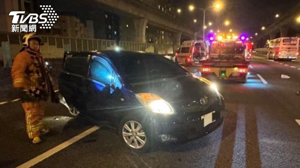 當時遭撞車輛駕駛下車擺放三角錐，沒想到後車二次碰撞，他緊急閃避並未受傷。（圖／TVBS）