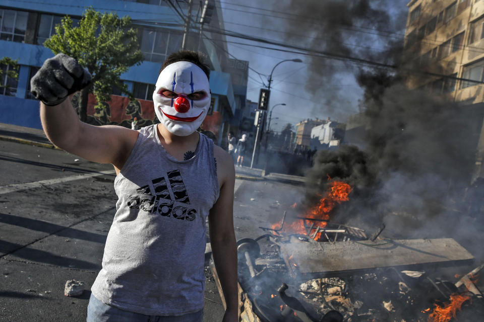 Un manifestant à Valparaiso (Chili) le 20 octobre 2019.