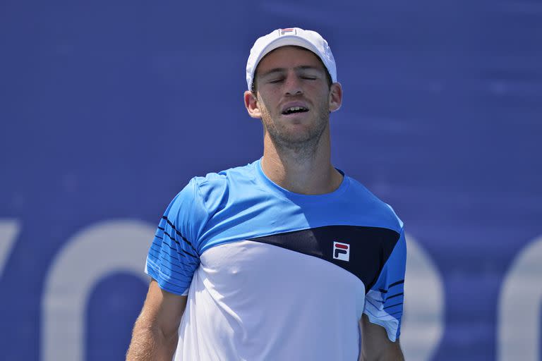 El argentino Diego Schwartzman reacciona durante el partido contra el ruso Karen Khachanov por la tercera ronda torneo de tenis de los Juegos Ol√≠mpicos de Tokio, el mi√©rcoles 28 de julio de 2021. (AP Foto/Seth Wenig)