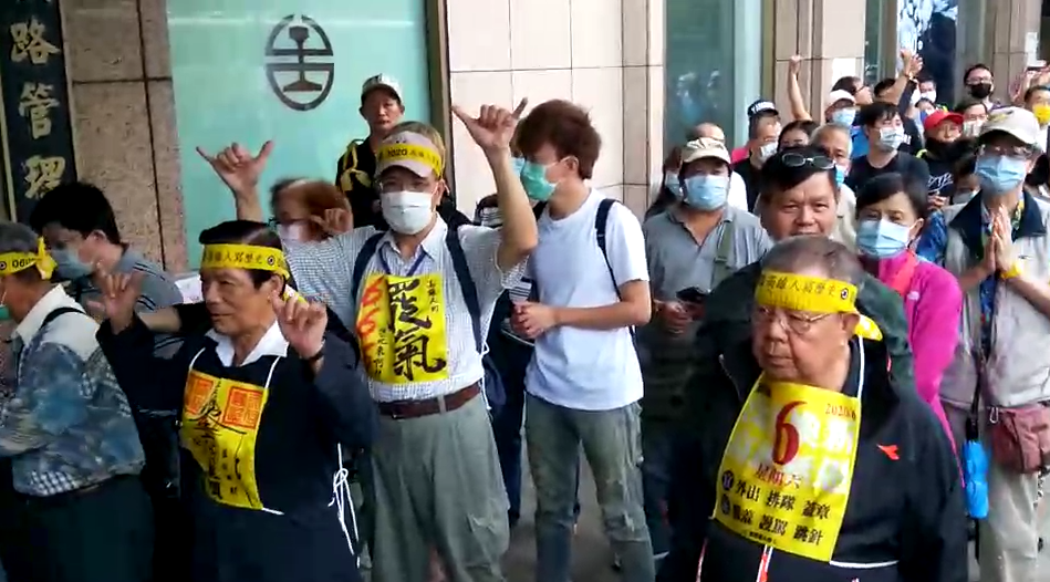 不少民眾早早就到台北車站外面排隊，準備領取民主黃絲帶。（圖／民視新聞）