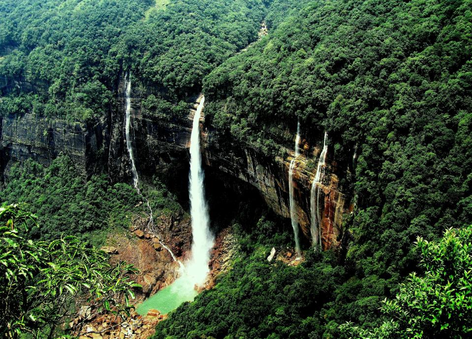 Nohkalikai Falls is the tallest plunge waterfall in India.Its height is 1115 feet (340 metres). The waterfall is located near Cherrapunji, one of the wettest places on Earth.