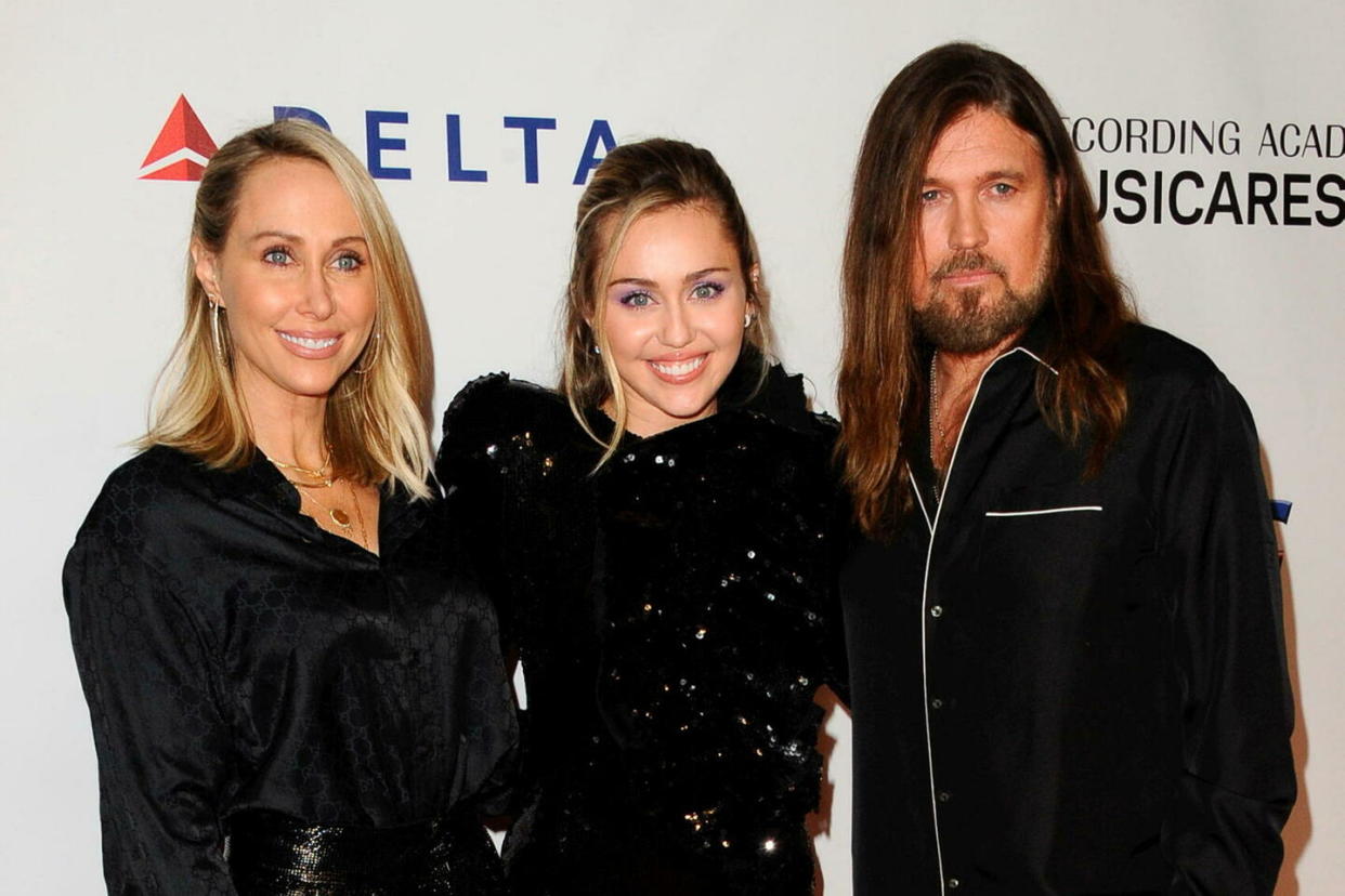 La chanteuse Miley Cyrus, entourée de ses parents, Tish et Billy Ray.  - Credit:Sara De Boer / STARTRAKS PHOTO / Cover Images