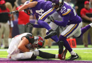 <p>Cameron Brate #84 of the Tampa Bay Buccaneers catches a 15 yard touchdown pass in the third quarter of the game against the Minnesota Vikings on September 24, 2017 at U.S. Bank Stadium in Minneapolis, Minnesota. (Photo by Adam Bettcher/Getty Images) </p>