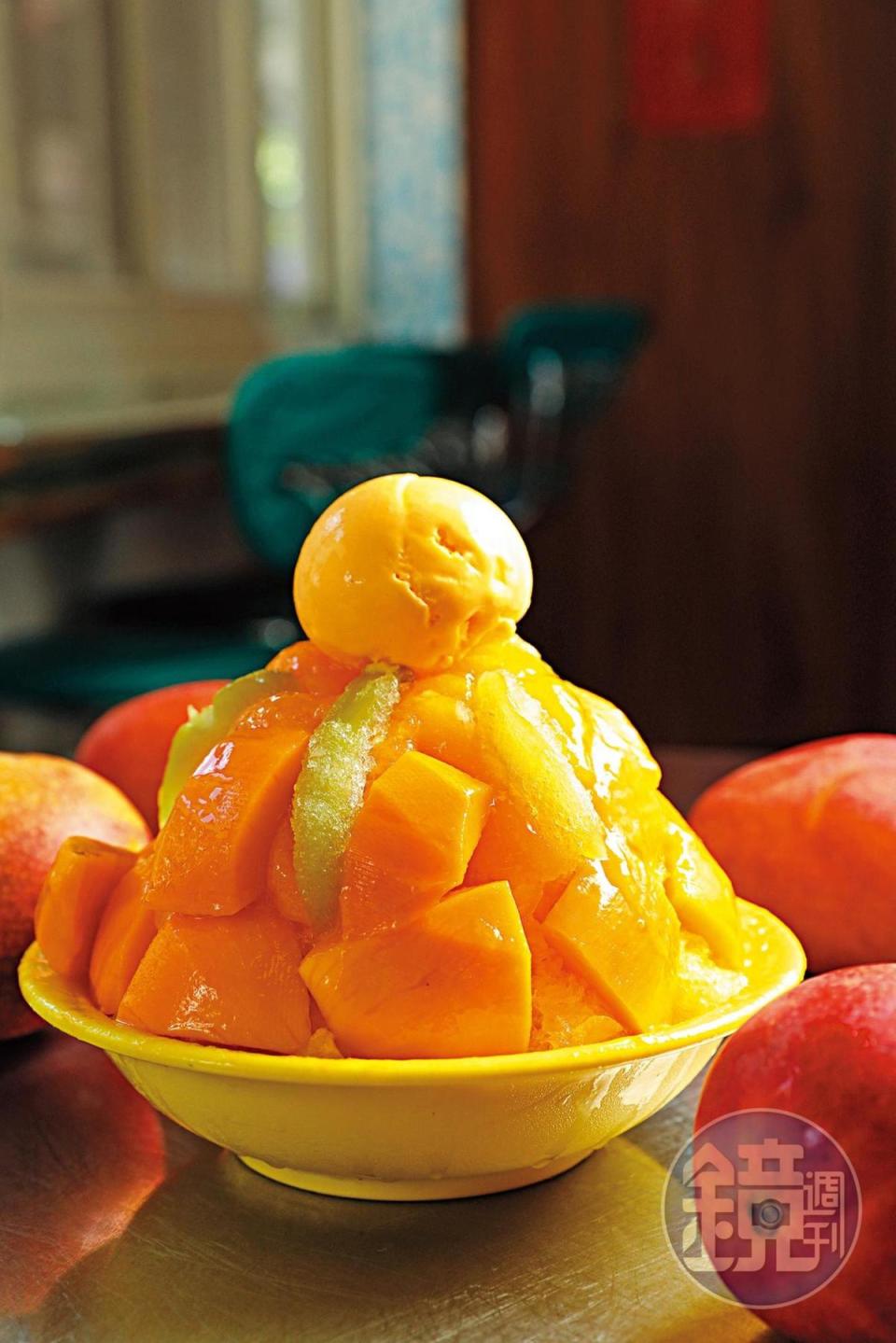 招牌「芒果無雙」的基底使用芒果冰磚，再鋪上愛文芒果肉、情人果與一球芒果冰淇淋。（120元／小碗）