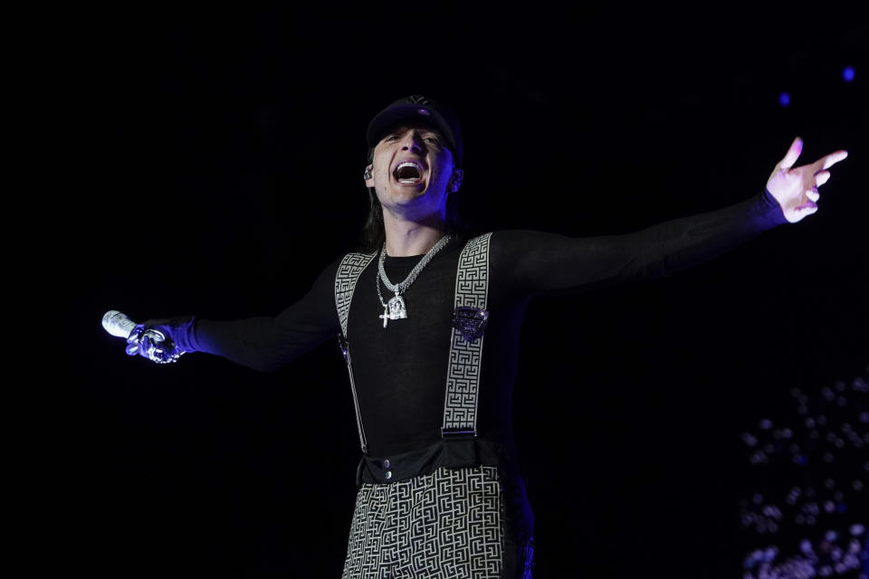 El cantante mexicano Peso Pluma durante su concierto el el Foro Sol de la Ciudad de México el sábado 11 de noviembre de 2023. (Foto AP/Aurea Del Rosario)