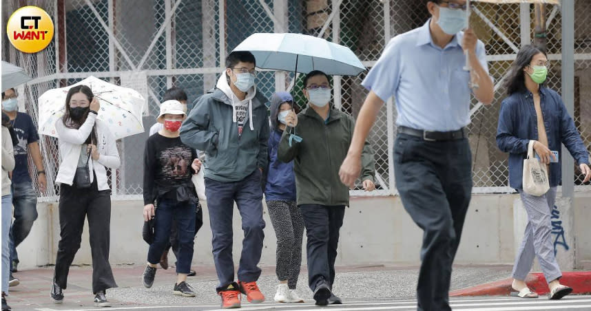 今（28日）東北季風增強，各地早晚稍涼。（示意圖／黃耀徵攝影）