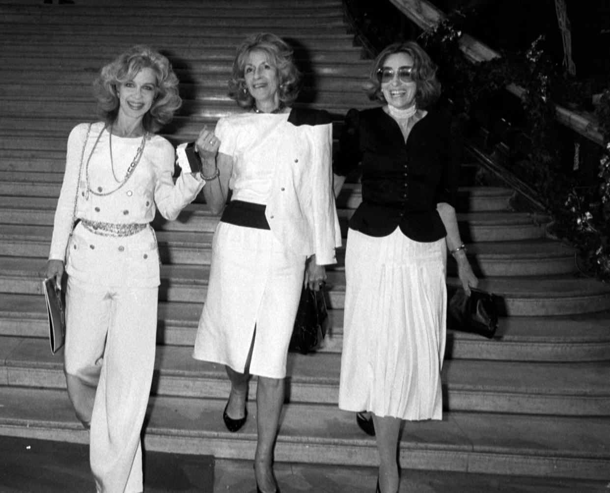 Diana Phipps, right, in Paris, 1984, with the writer and ambassador's wife Evangeline Bruce (centre) and the Texan socialite Lynn Wyatt (left)