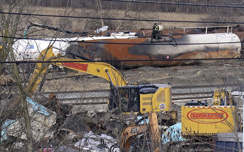 Workers continue to clean up remaining tank cars in Ohio
