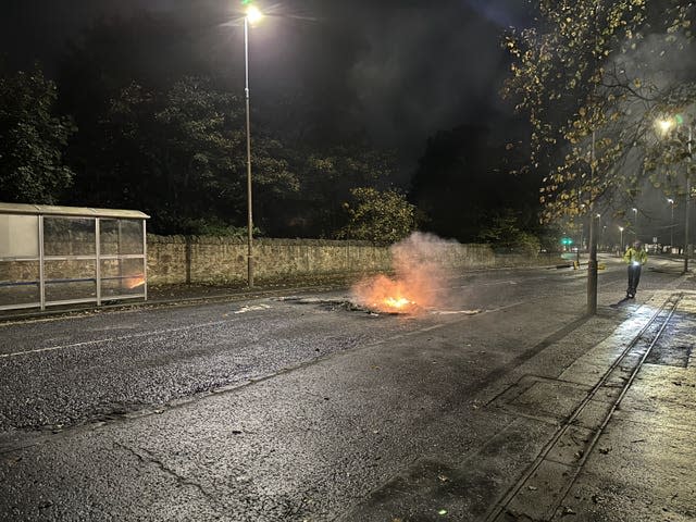 Die Szene im Stadtteil Niddrie von Edinburgh am Samstagabend nach einer schweren Störung 