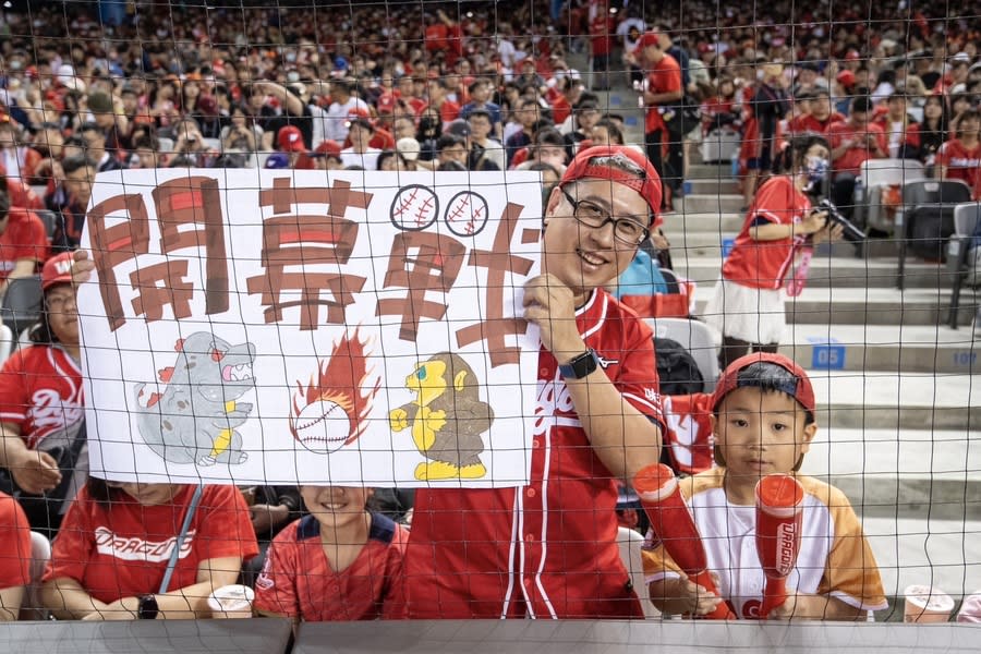 中職例行賽終於在大巨蛋開打，有望在台灣棒球圈創造空前效應外，其應用與安全也會有更多關注。（味全龍臉書）