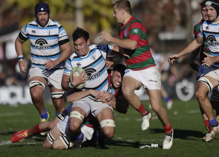 En esta acción Tomás Meyrelles es detenido con un tackle, pero el capitán de SIC no encontró freno para el try que hizo durante la ráfaga zanjera en el segundo tiempo del clásico contra CASI en el Top 13 de URBA.