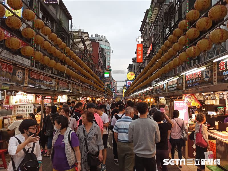 各地夜市隱藏許多美食，鄉民最喜歡的夜市是？（示意圖／記者陳弋攝影）