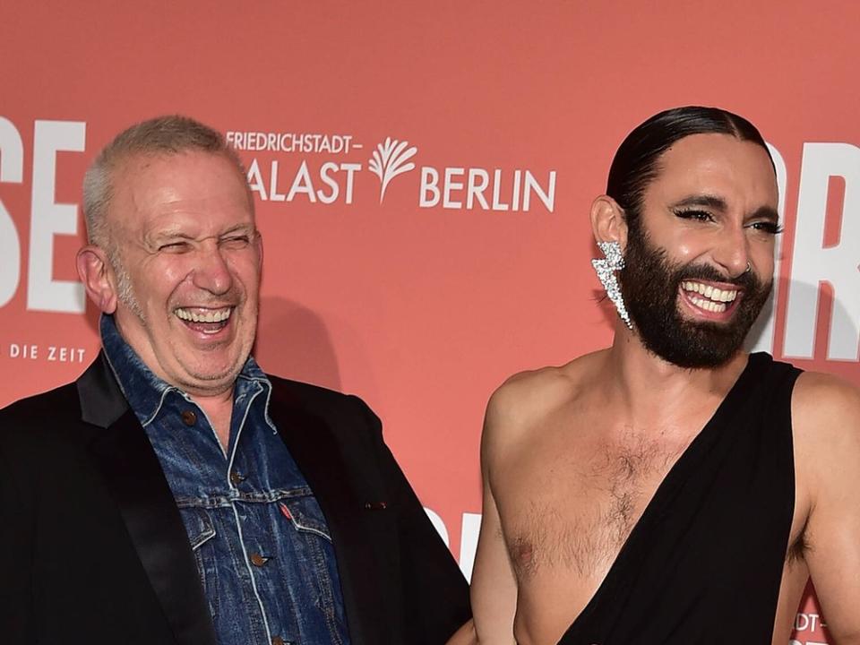 Jean Paul Gaultier und Conchita Wurst amüsieren sich auf dem roten Teppich in Berlin. (Bild: imago/Photopress Müller)