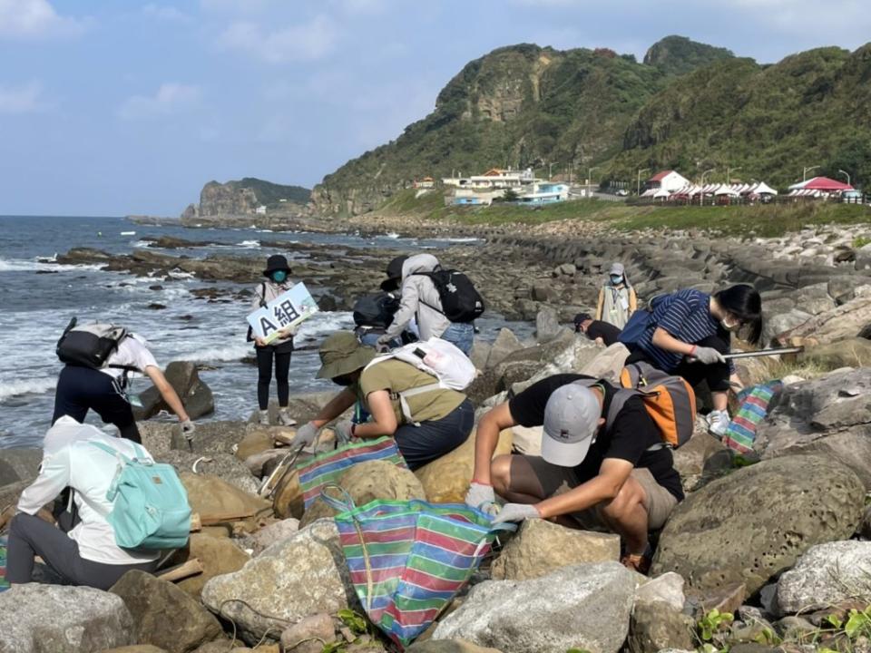 淨灘現場無論大小朋友都非常用心撿拾海洋廢棄物。（新北市觀旅局提供）