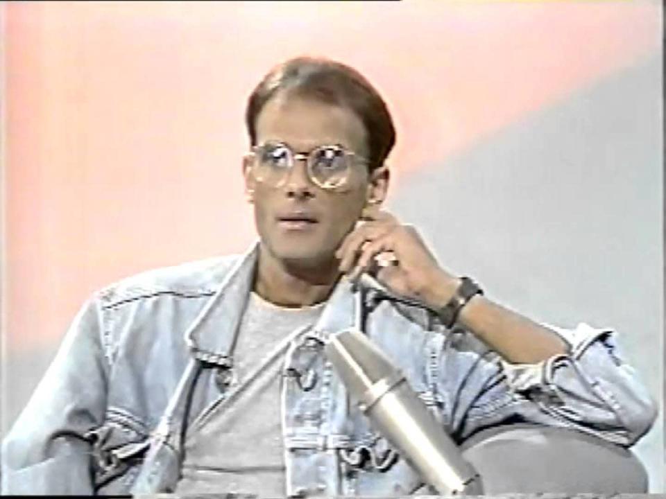 Alguns dias antes de assumir publicamente que tinha AIDS, Cazuza foi entrevistado no “Jô Soares Onze e Meia”, em 1988. O cantor falou sobre sua carreira e sobre suas ideologias políticas. (Reprodução/ YouTube)