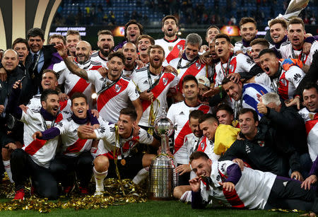 Los jugadores de River Plate celebran con el trofeo después de ganar la final de la Copa Libertadores, Segunda etapa, frente al Boca Juniors en el estadio Santiago Bernabéu, Madrid, España, 9 de diciembre de 2018. REUTERS/Sergio Perez