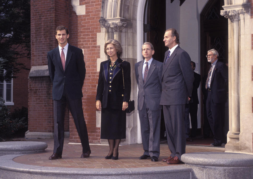 En septiembre de 1993 inició un Máster en Relaciones Internacionales en la Edmund Walsh School of Foreign Service de la Universidad de Georgetown (Washington D.C.) y, dos meses más tarde, recibió la visita de sus padres. Aquí les vemos junto a Allan Goodman, el que fuera tutor de Felipe VI. (Foto: Gianni Ferrari / Getty Images)