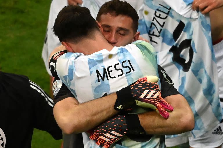 Lionel Messi felicita a Emiliano Martínez luego de vencer a Colombia durante la tanda de penales del partido que disputaron por Copa América 2021.