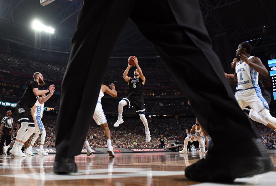 <p>Gonzaga Bulldogs guard Nigel Williams-Goss (5) shoots the ball against North Carolina Tar Heels forward Isaiah Hicks (4) in the championship game of the 2017 NCAA Men’s Final Four at University of Phoenix Stadium. Mandatory Credit: Robert Deutsch-USA TODAY Sports </p>