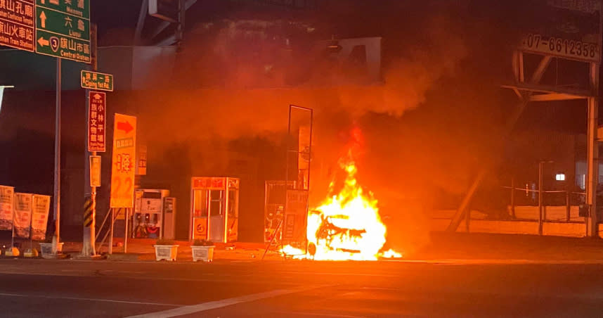 轎車衝撞加油站，瞬間成火球，駕駛疑因受傷逃生不及，活活燒死在車內。（圖／翻攝畫面）