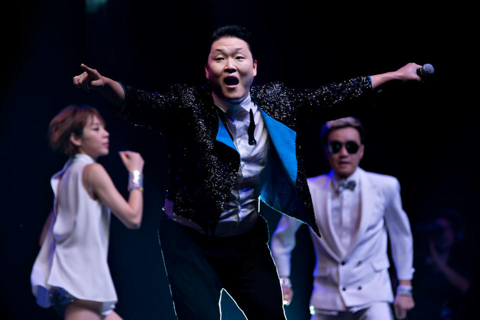 Psy performs in a free showcase at Marina Bay Sands. (Yahoo! photo)