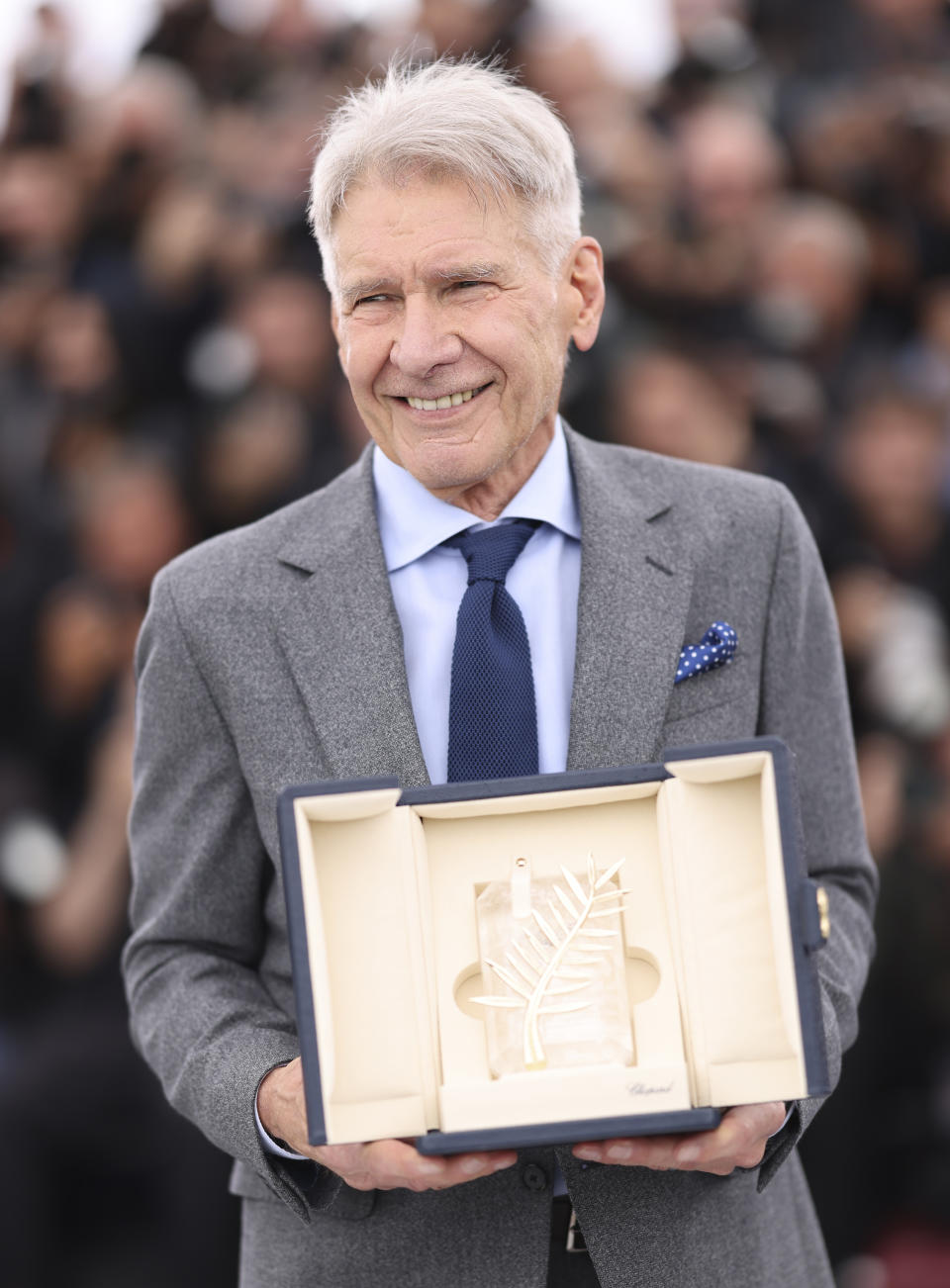 Harrison Ford posa con su Palma de Oro honoraria en la sesión fotográfica de la película 'Indiana Jones and the Dial of Destiny' en el 76º festival internacional de cine de Cannes, sur de Francia, el viernes 19 de mayo de 2023. (Foto Vianney Le Caer/Invision/AP)