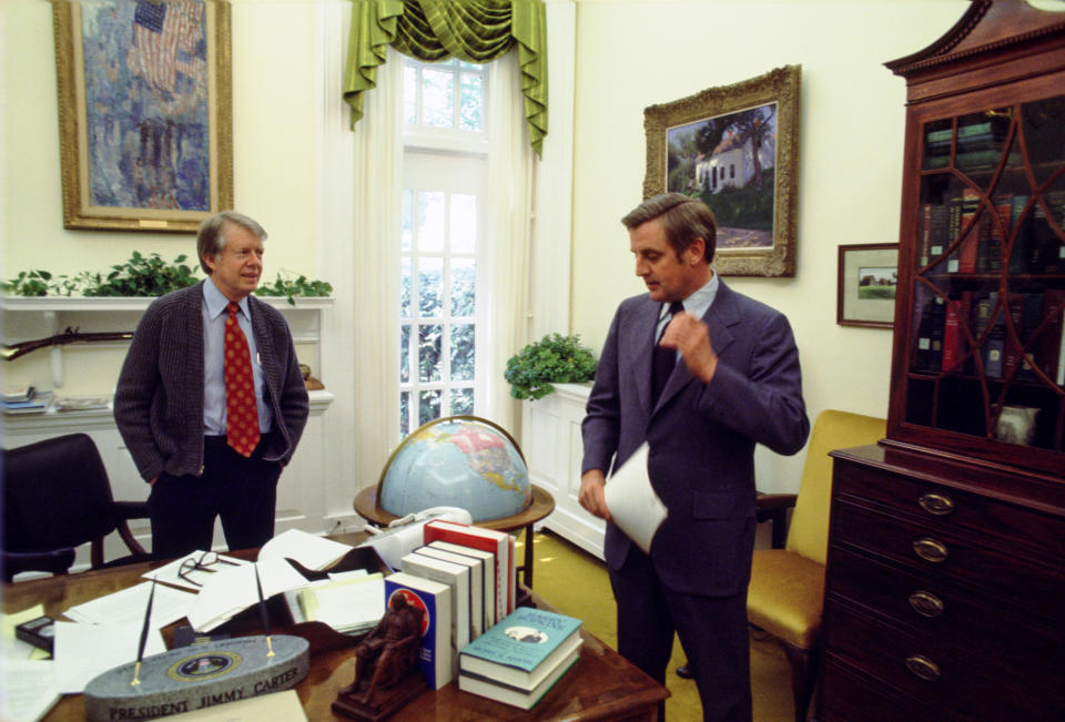 President Jimmy Carter (L) and Vice President Walter Mondale in the President's private office, May 1977 in Washington, DC. (David Hume Kennerly/Getty Images)